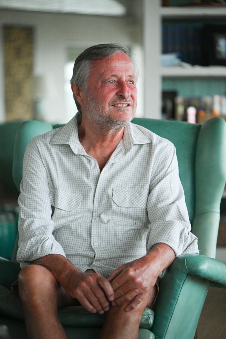 Sentado en el living de su casa esteña, el empresario analizó la situación actual del país, los aciertos y los fallos de la gestión del ex presidente Mauricio Macri, y manifestó su gran expectativa que pone sobre el gobierno Alberto Fernández