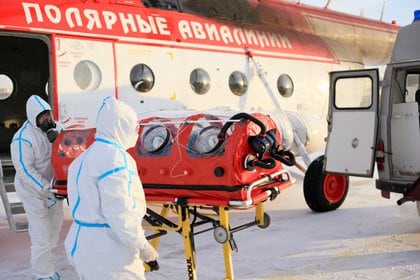 Personal médico traslada a un paciente de coronavirus en Yakutsk, Rusia (Polar Airlines Press Service/Handout via REUTERS)