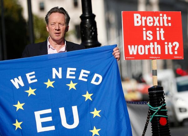 Manifestantes contra el Brexit (AP Photo/Alastair Grant)