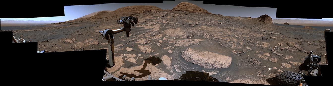 La imagen panorámica compartida por la NASA y que fue tomada por el rover Curiosity en la cima del Monte Sharp.