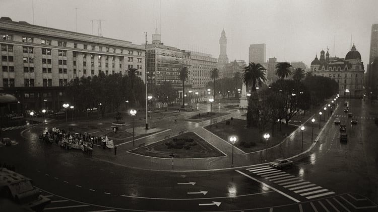 El histórico fotógrafo presidencial recuerda cuando fotografió una de las rondas encabezadas por las Madres de Plaza de Mayo: “Fue impresionante”. Foto: Victor Bugge.