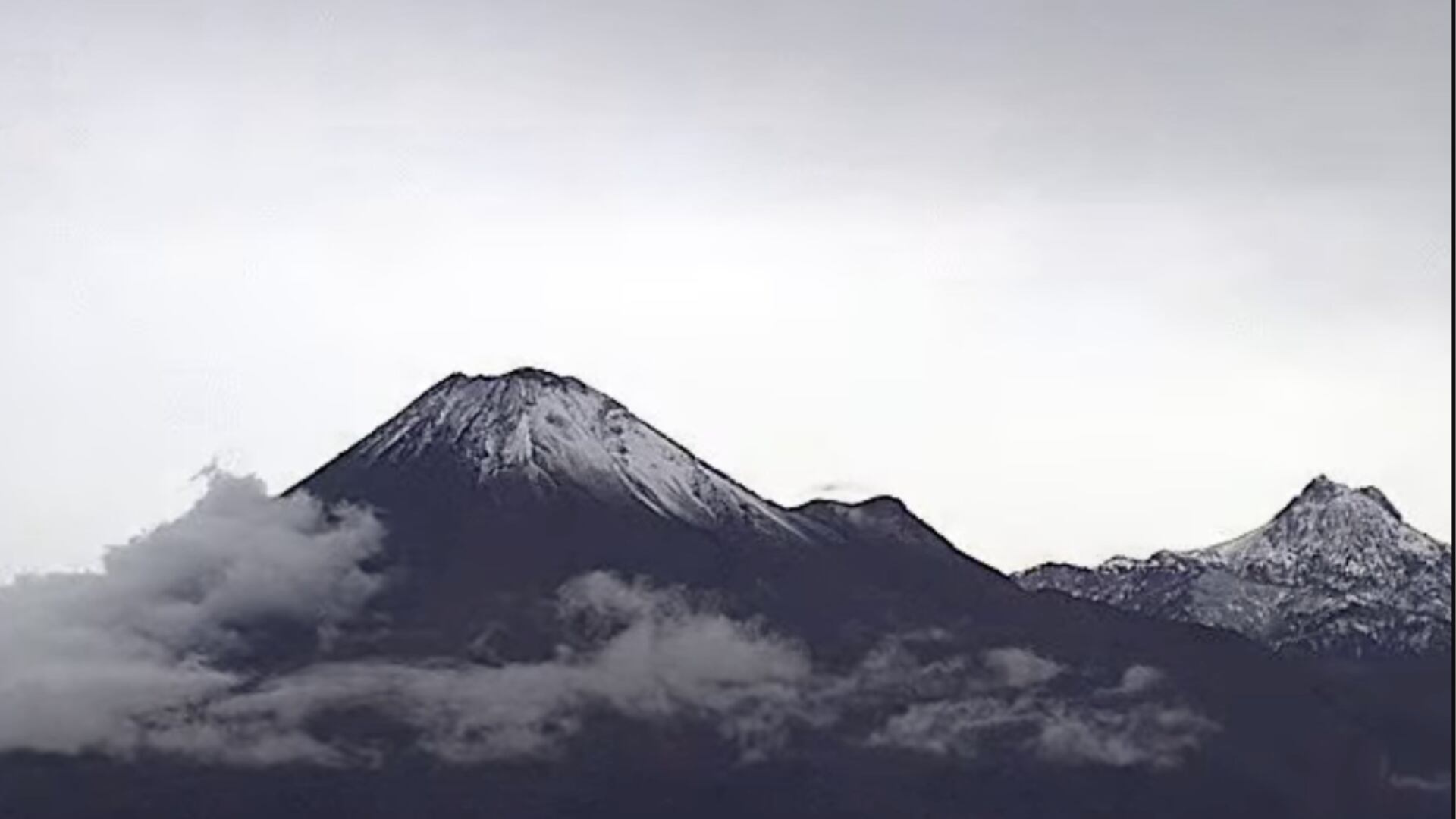 Así luce el volcán de Colima luego de las condiciones climáticas que pintaron de blanco la zona. (@webcamsdemexico).