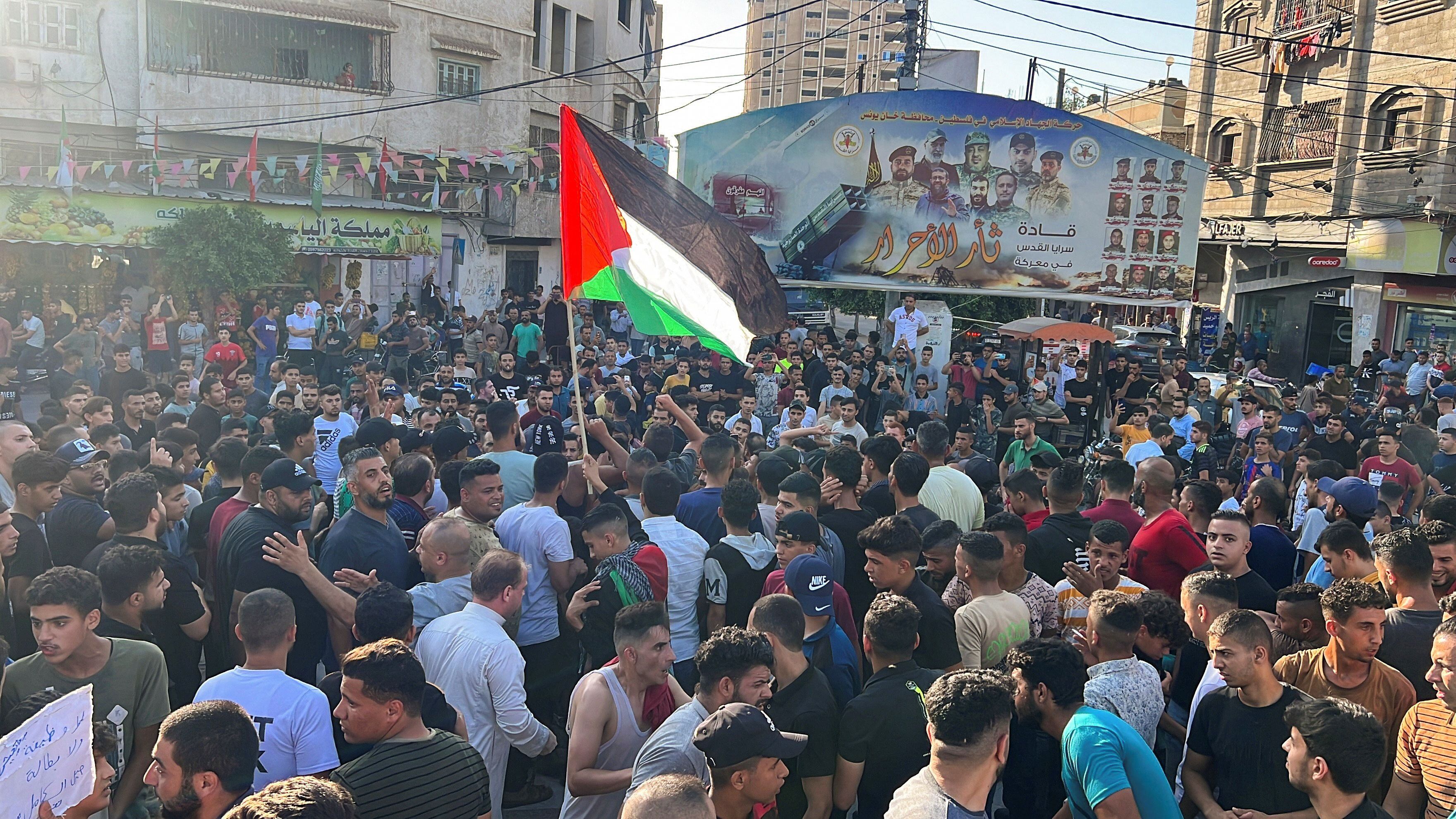 Palestinos protestan pidiendo la resolución de la prolongada crisis energética en Khan Younis, en el sur de la Franja de Gaza, el 30 de julio de 2023. (REUTERS/Ibraheem Abu Mustafa)