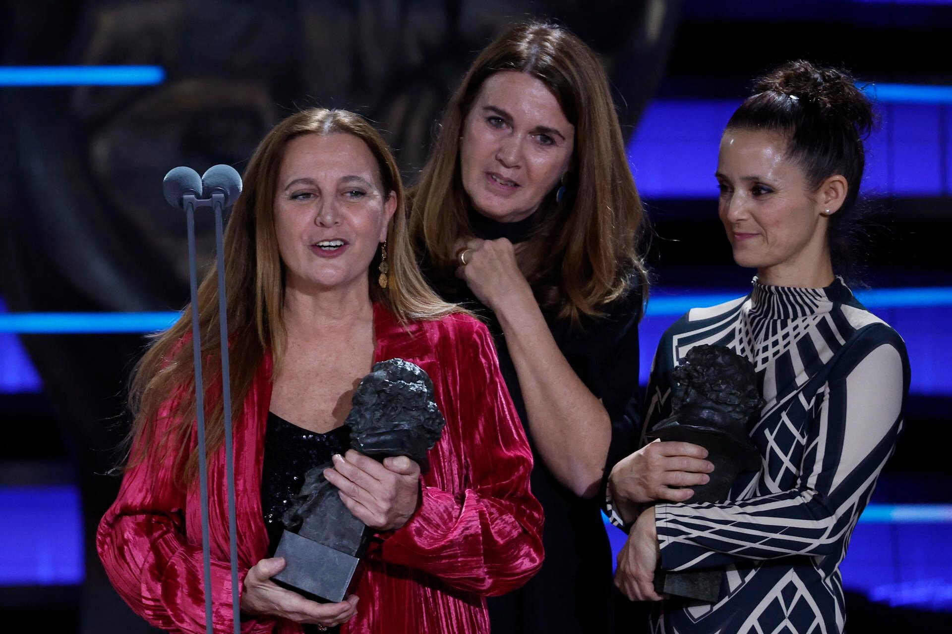 Ana López-Puigcerver, Belén López-Puigcerver y Montse Ribé recogen el Goya por 'La sociedad de la nieve'