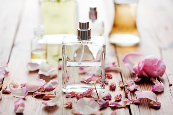 Los florales y cítricos son los ideales para el uso de perfumes en verano para las altas temperaturas por sus livianas esencias (Getty Images)