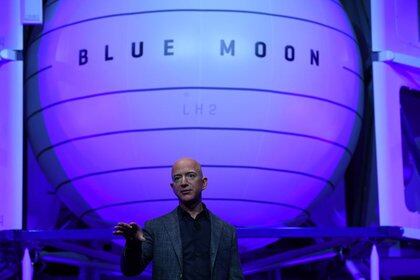 Imagen de archivo del fundador y presidente ejecutivo de Amazon, Jeff Bezos, presentando el cohete del módulo de alunizaje de su compañía de exploración espacial Blue Origin durante un evento en Washington, Estados Unidos. 9 de mayo, 2019. REUTERS/Clodagh Kilcoyne
