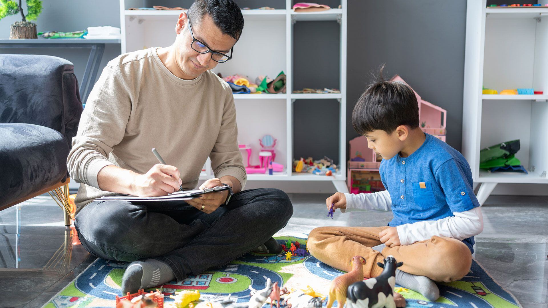 El tratamiento debe ser interdisciplinario, psicológico, psicopedagógico, con entrevistas vinculares (padres, hijos) y psicofarmacológico, si es necesario (Gettyimages)