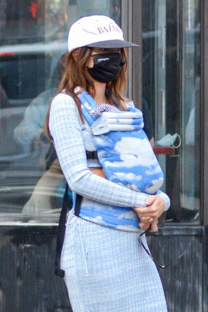 Emily Ratajkowski llevó a su hijo recién nacido sobre su pecho durante un paseo por las calles de Nueva York. La modelo intentó pasar desapercibida aprovechando el uso del tapabocas, y a agregó una gorra de accesorio