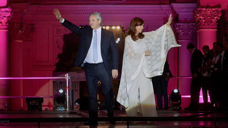Una pareja política inédita en la historia argentina. Ella es Vicepresidenta pero tiene más poder territorial que él. (Gustavo Gavotti)