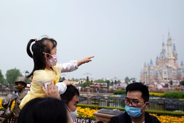 Una niña junto a sus padres en Shanghai Disney Resort. REUTERS/Aly Song