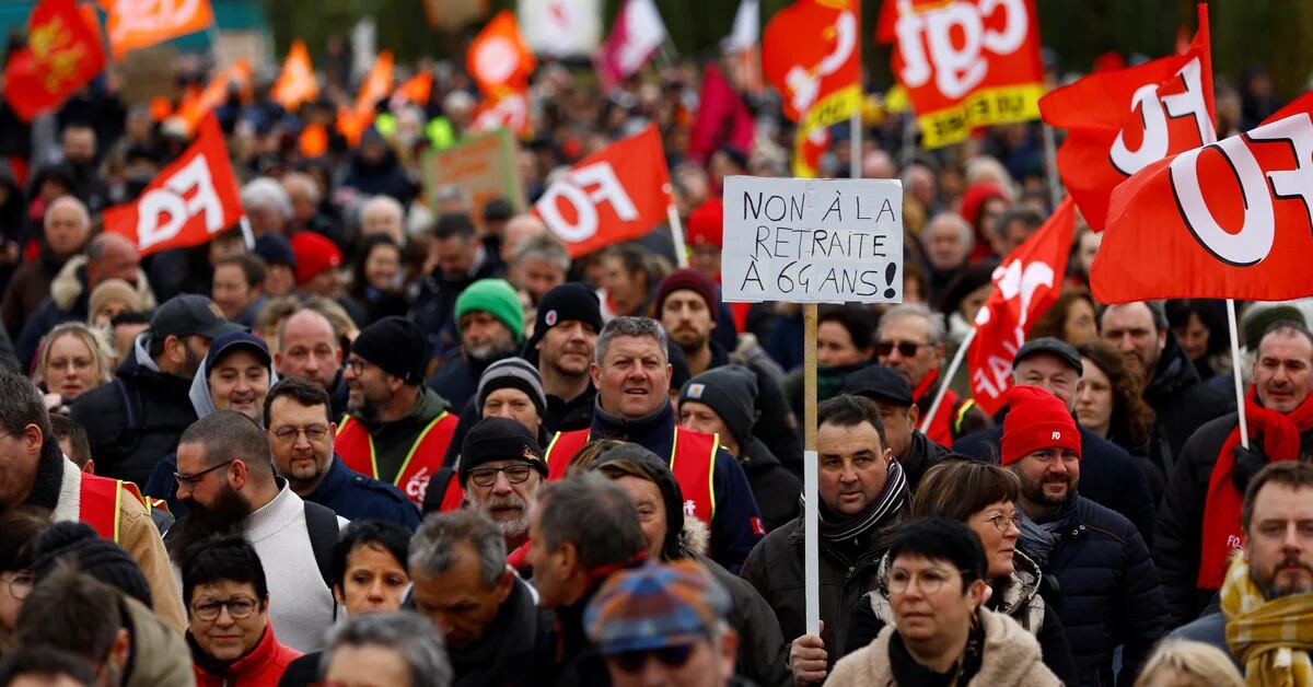 France lives a day of massive protests against pension reform with blockages and delays in transport