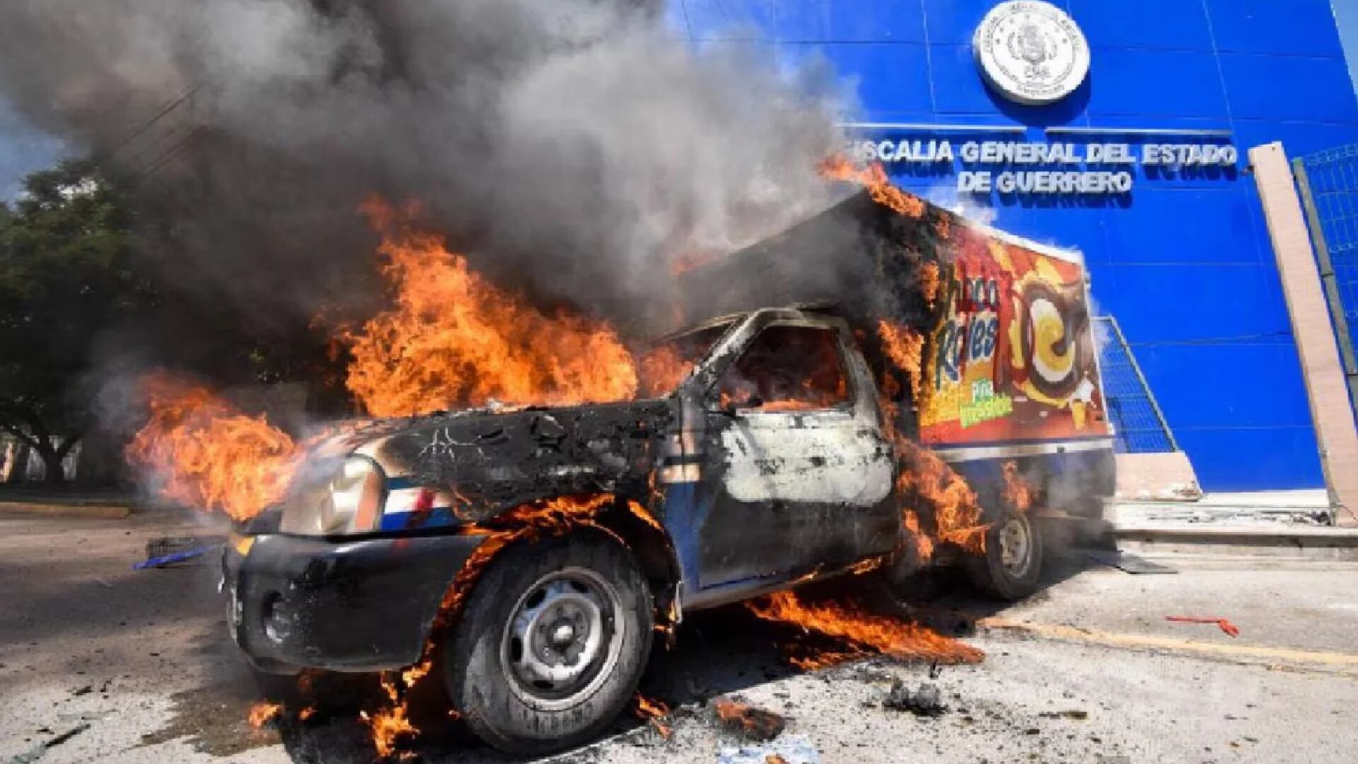 Presuntos normalistas atacaron la Fiscalía de Guerrero con petardos y una camioneta incendiada