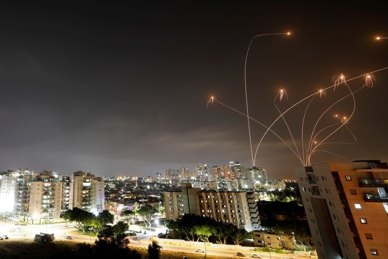 Rayos de luz se ven cuando la Cúpula de Hierro de Israel intercepta cohetes lanzados desde la Franja de Gaza hacia Israel, como se ve desde Ashkelon, Israel. (REUTERS/Amir Cohen)