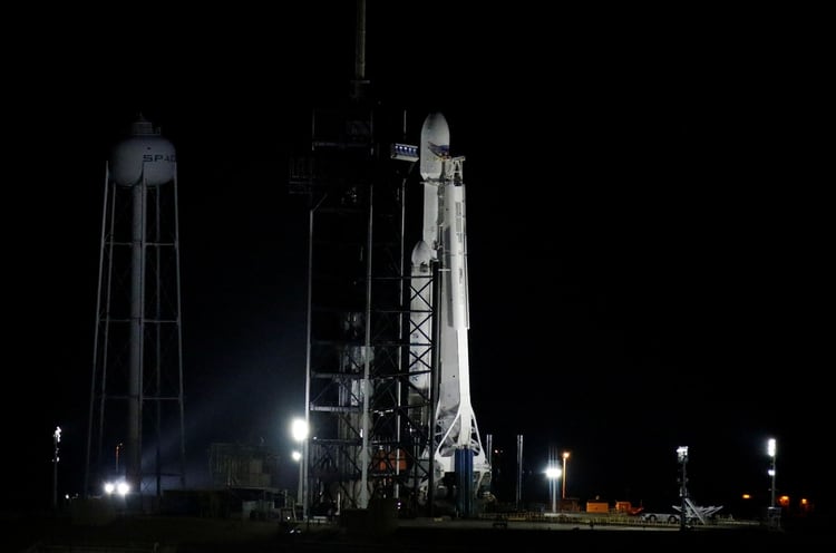 El cohete SpaceX Falcon Heavy, que transporta la MisiÃ³n 2 del Programa de Pruebas Espaciales de la Fuerza AÃ©rea de los Estados Unidos, antes de su primer despegue nocturno desde el Centro Espacial Kennedy en Cabo CaÃ±averal, Florida, Estados Unidos, el 25 de junio de 2019 (Reuters)