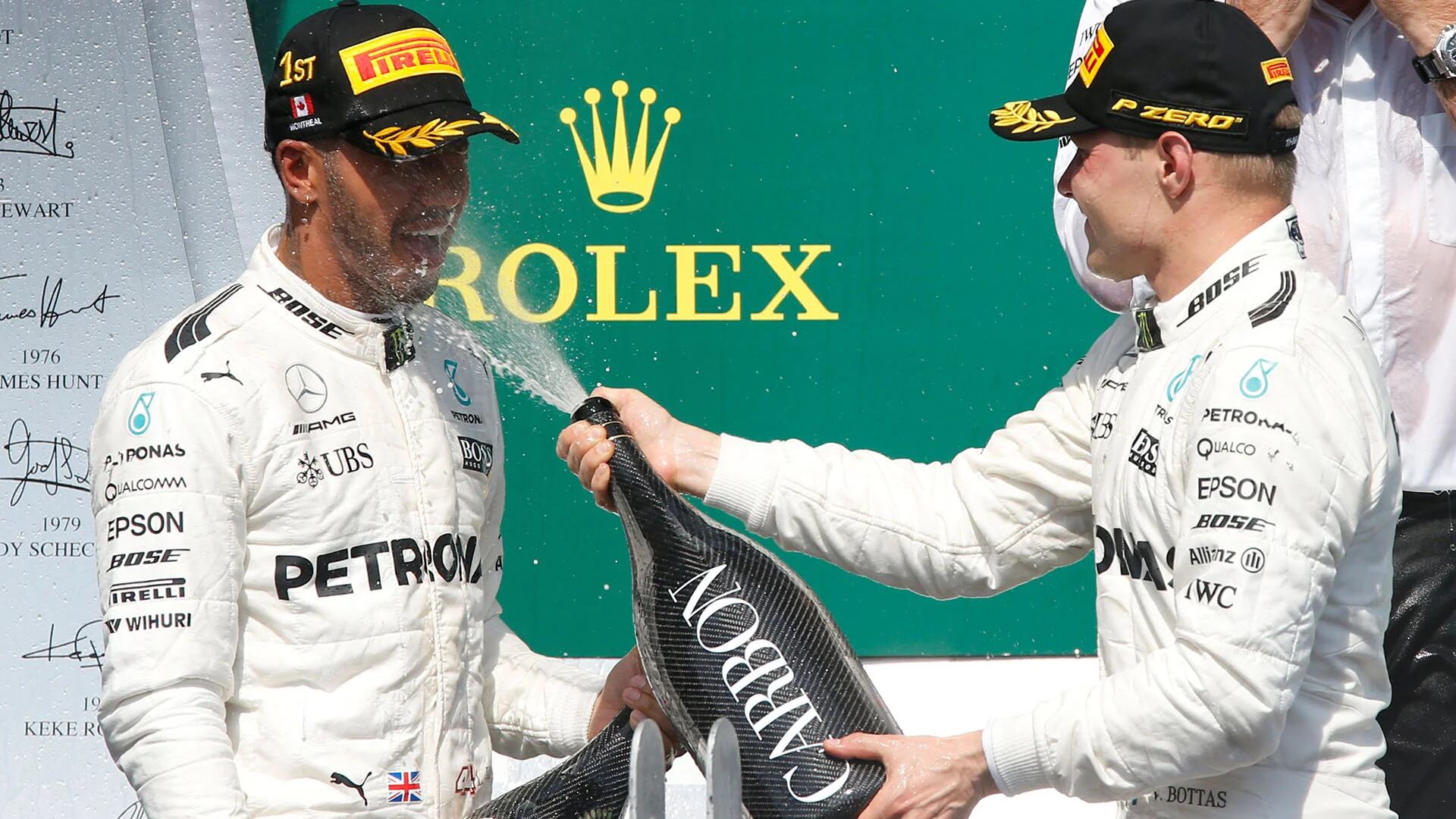 Hamilton y Bottas festejan el primer y segundo puesto, respectivamente (Reuters)