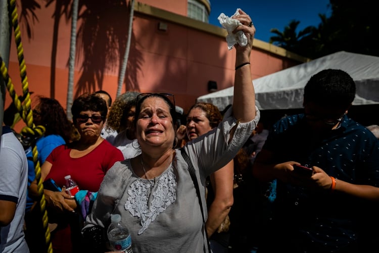 Una mujer a las afueras del Auditorio del Condado de Miami (Photo by Eva Marie UZCATEGUI / AFP)