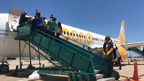 Periodistas y fotógrafos en la escalerilla de la aeronave de Flybondi