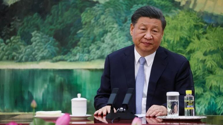 FOTO DE ARCHIVO: El presidente chino, Xi Jinping, observa mientras se reúne con el secretario de Estado estadounidense, Antony Blinken (fuera de cuadro), en el Gran Salón del Pueblo de Pekín, China. 19 de junio, 2023. REUTERS/Leah Millis/Pool