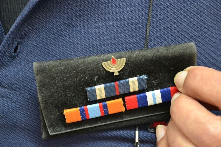 “De todos los generales que hay hoy en Israel, ninguno tiene estas condecoraciones y medallas”, dice Amirán con orgullo