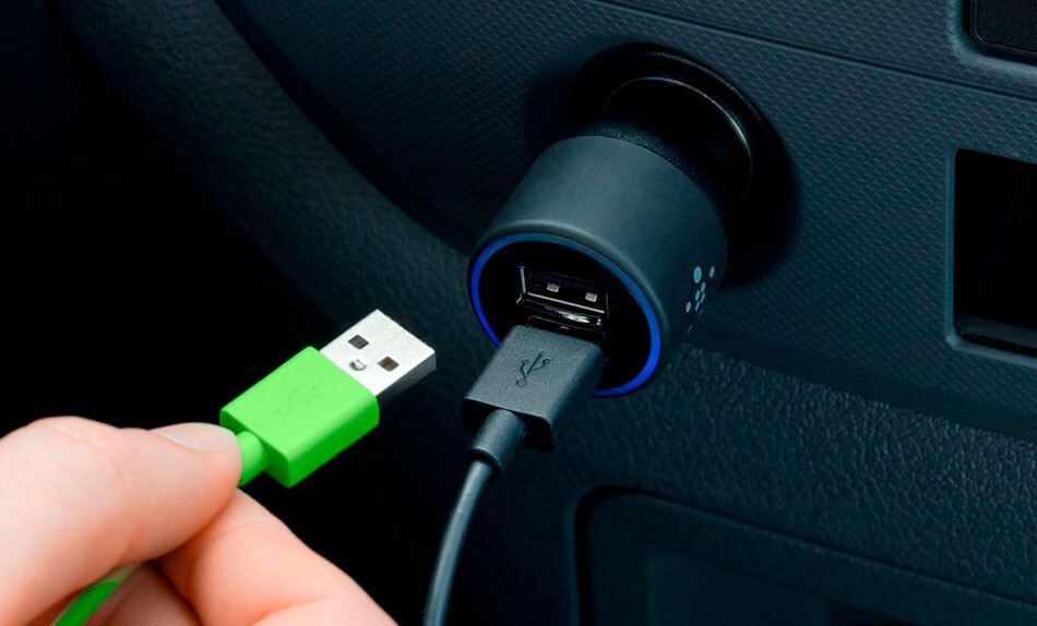 Why is it not good to charge a phone in the car's USB port - Infobae