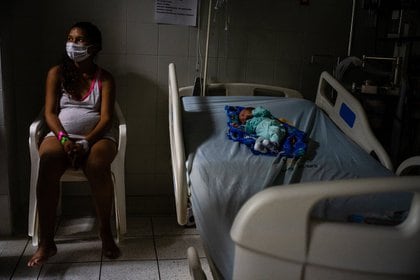 Jessika en el hospital de Colombia, horas después de dar a luz (foto: Federico Rios para The New York Times)