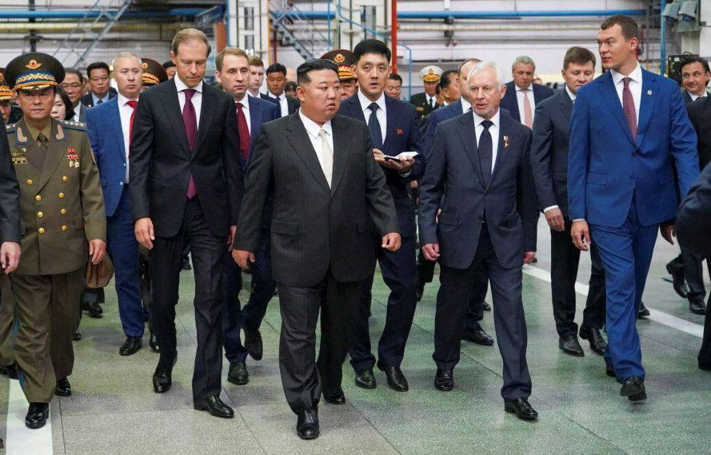 Kim Jong-un visita en la planta de fabricación de aviones en la ciudad de Komsomolsk-on-Amur. Mikhail Degtyarev Telegram Channel vía REUTERS