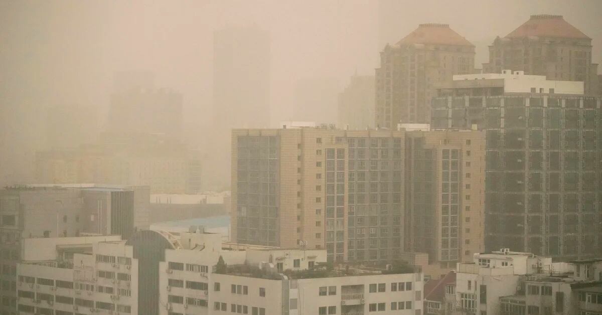 Dust and pollution reduce air quality in Beijing