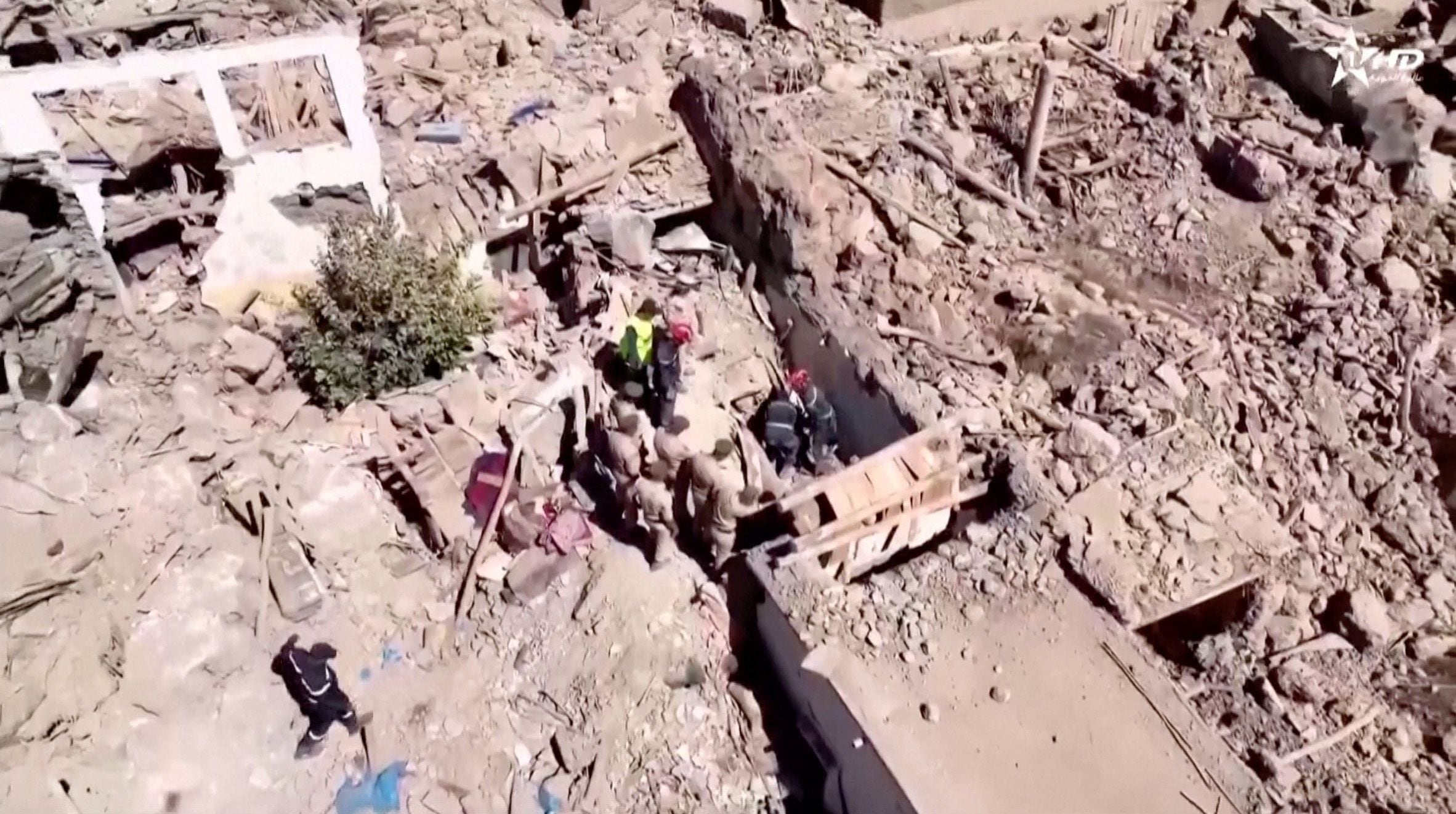 Miembros de Protección Civil buscan entre los escombros de los edificios dañados tras un terremoto, en un lugar no especificado, Marruecos, 9 de septiembre de 2023. 