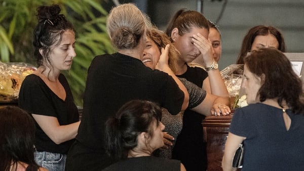 Italia celebró este sábado un funeral de Estado por las víctimas del derrumbe del puente de Génova, en presencia de dirigentes políticos pero boicoteado por la mitad de las familias (AFP)