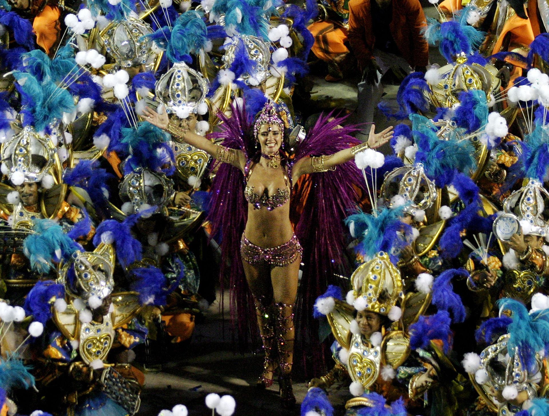 Luma de Oliveira, la reina del tambor de la escuela de samba Caprichosos de Pilares actuaba en la segunda noche del principal desfile de Carnaval, en el Sambódromo de Río de Janeiro, a finales del 7 de febrero de 2005.  REUTERS/Bruno Domingos