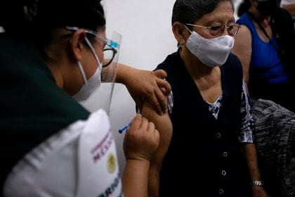 La Secretaría de Salud indicó que hasta este día se han administrado entre la población mexicana más de 8,5 millones dosis de la vacuna contra la covid-19. EFE/Iván Villanueva/Archivo 