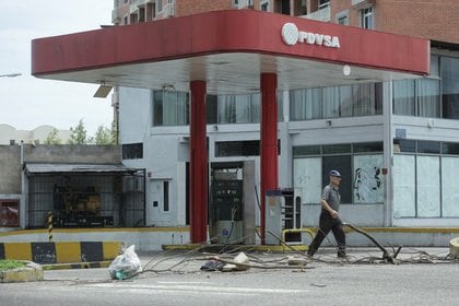 Una estación de servicio de PDVSA cerrada en Venezuela. Ante la falta de combustible, hay robo de crudo y fabricación de "gasolina artesanal"
REUTERS/Carlos Eduardo Ramírez