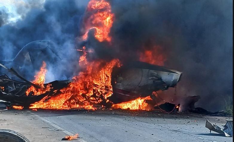 Seg&uacute;n la informaci&oacute;n proporcionada por las autoridades, el tr&aacute;gico suceso result&oacute; en la p&eacute;rdida de la vida del piloto y en lesiones de distinta gravedad para otras tres personas 