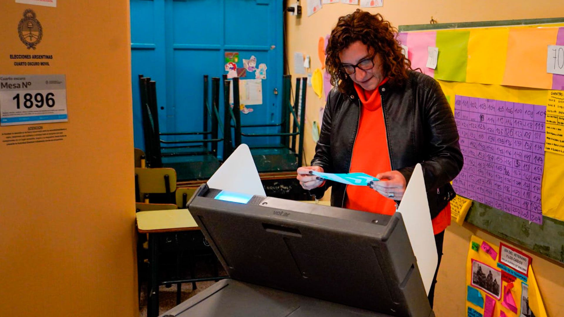 La candidata por la Izquierda, Vanina Biasi, al momento de votar en las últimas PASO