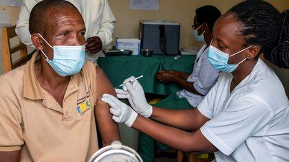 Un hombre recibe una dosis de vacuna contra el COVID-19 en el hospital Kigali de Ruanda (REUTERS/Jean Bizimana/File Photo)