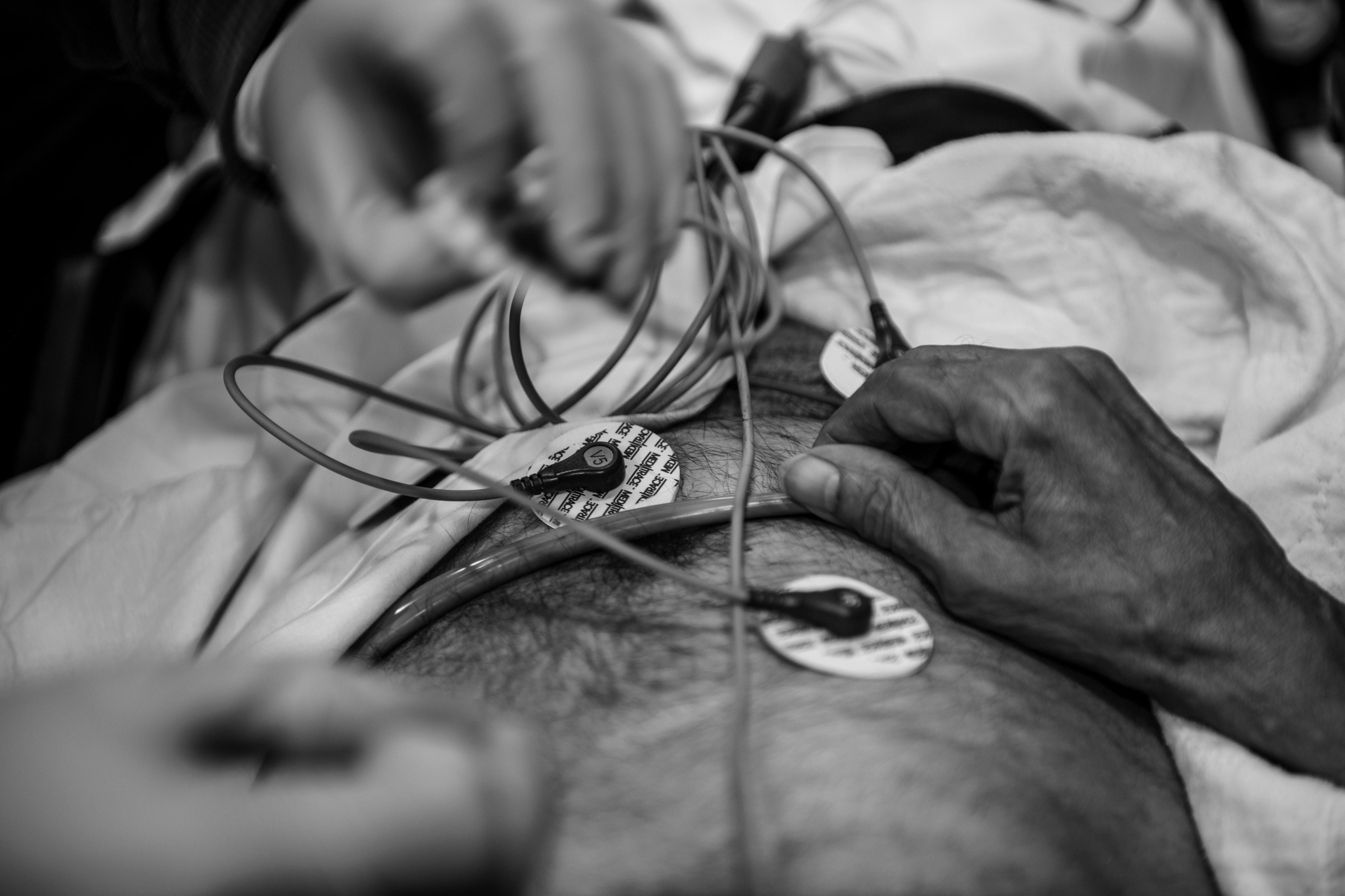 Un paramédico aplica un electrocardiograma a un paciente en una ambulancia en Yonkers, Nueva York, el 18 de abril de 2020 (Andrew Renneisen/The New York Times)