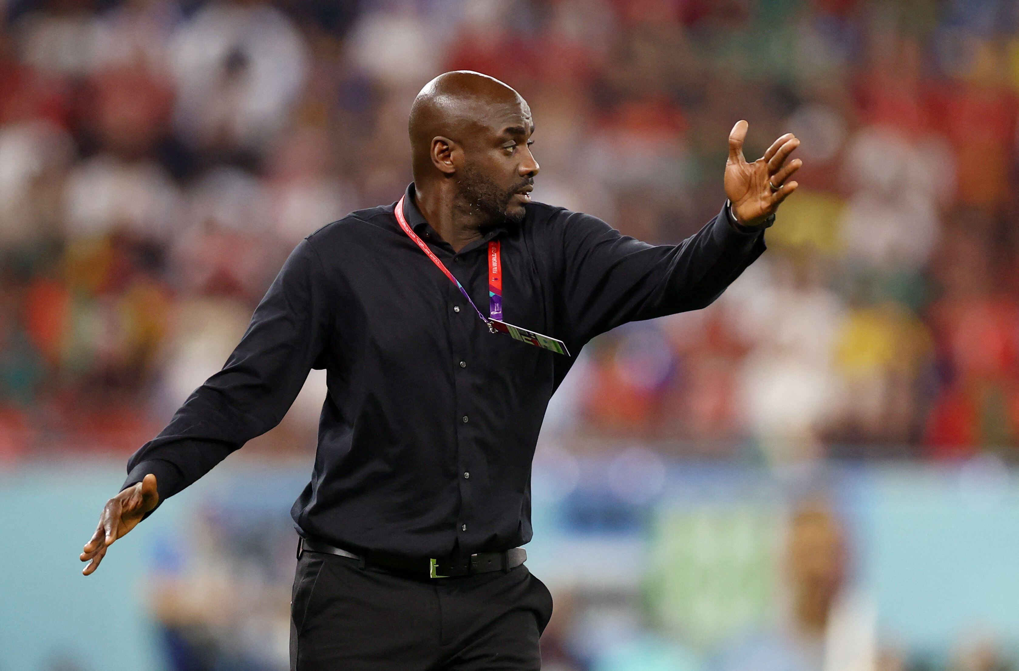 Otto Addo en medio de una de sus indicaciones en la derrota de Ghana ante Portugal en el Mundial Qatar 2022