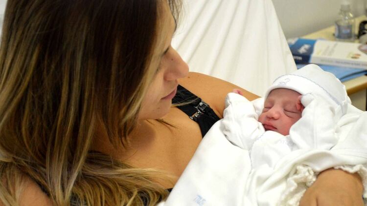 Emilia con su bebé, que acaba de cumplir 10 días de vida (Foto: Sanatorio Argentino)