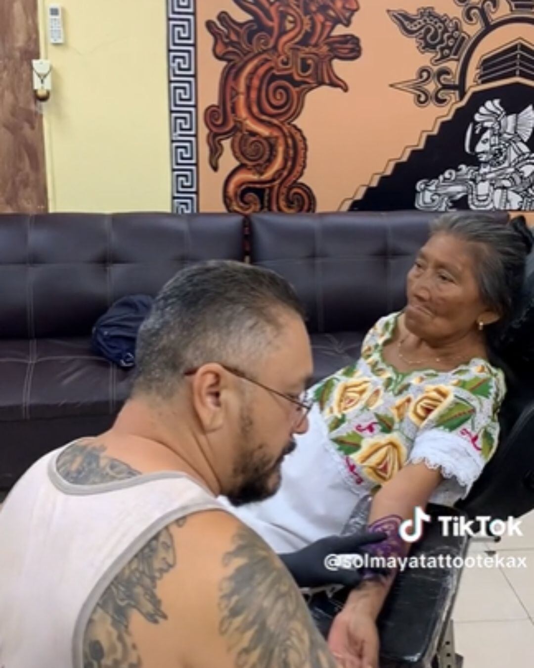 Esta abuelita de Yucatán se convierte en sensación al enfrentar las agujas del tatuaje (Captura de pantalla)