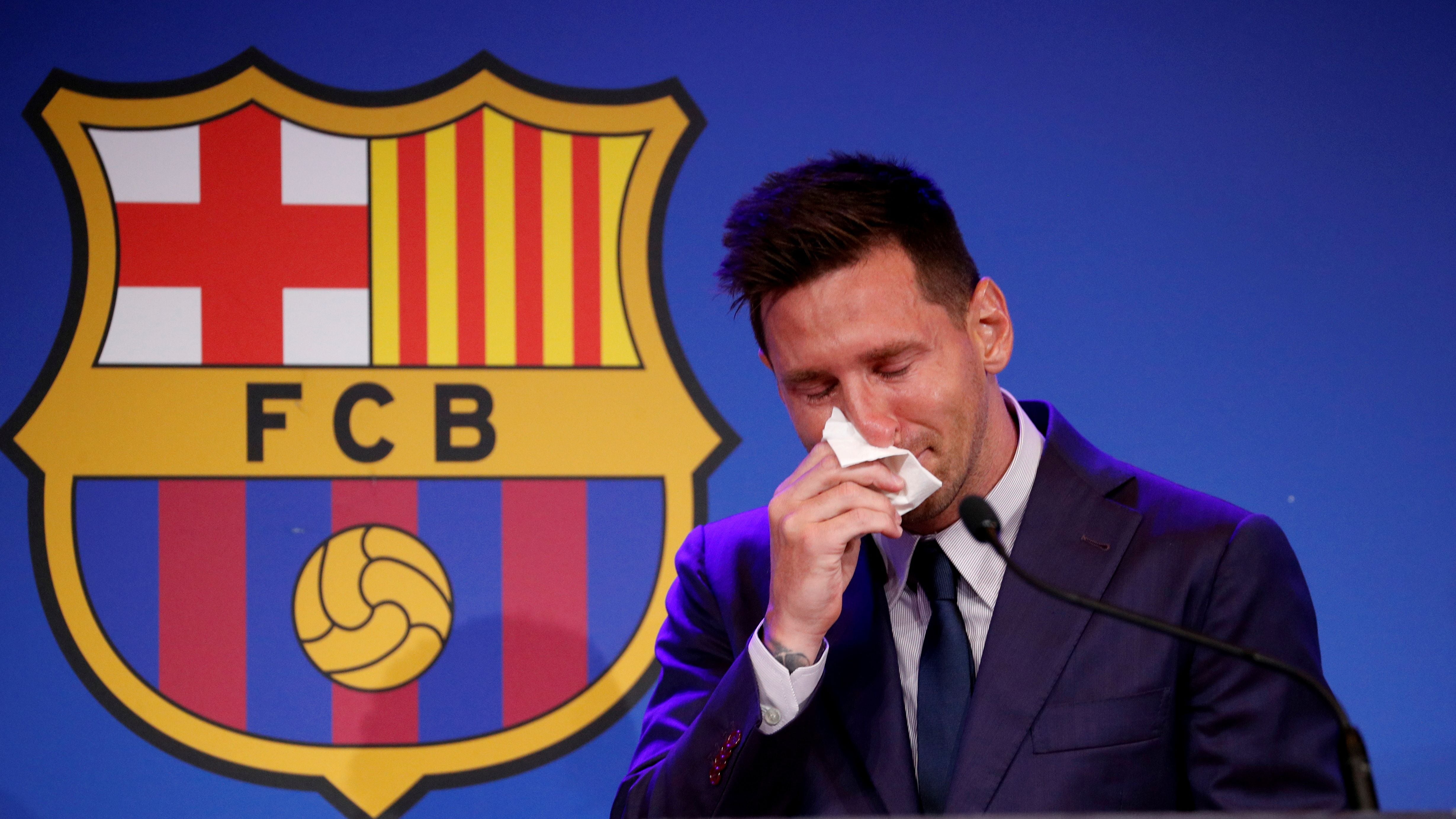 Un hombre puso a la venta el supuesto pañuelo con el que Lionel Messi se limpió las lágrimas tras despedirse del Barcelona. (REUTERS)