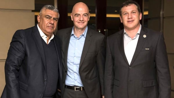 Claudio Tapia, presidente de AFA, Gianni Infantino, mandamás de la FIFA y Alejandro Domínguez, titular de la Conmebol