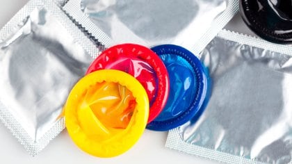 Existen tamaños de condones según el tamaño, y es importante evitar que se salga para que no te apriete y para que no se rompa (Shutterstock)