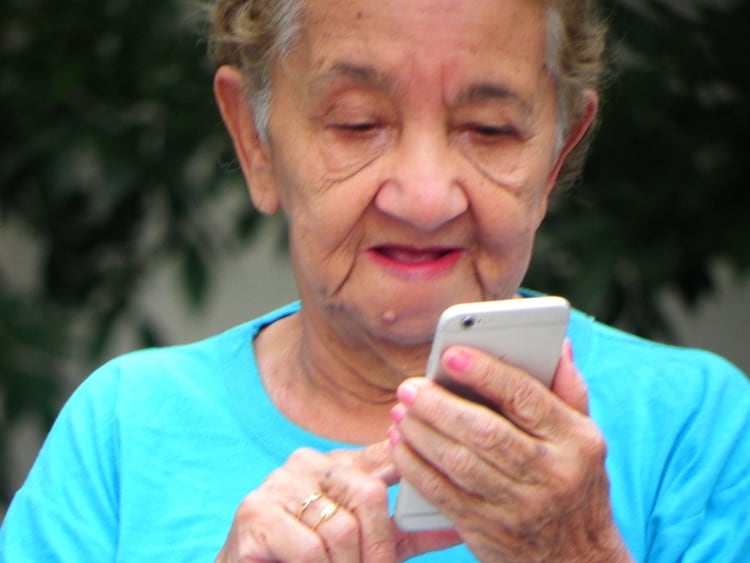 La abuela Luisa despertó un gran propósito en la carrera de programador de Christopher