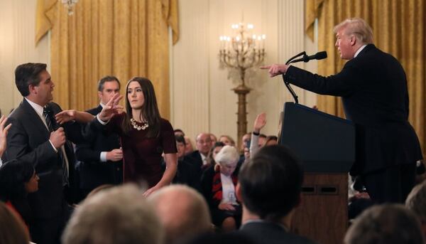 El periodista Jim Acosta frente a Donald Trump en la Casa Blanca (Reuters)
