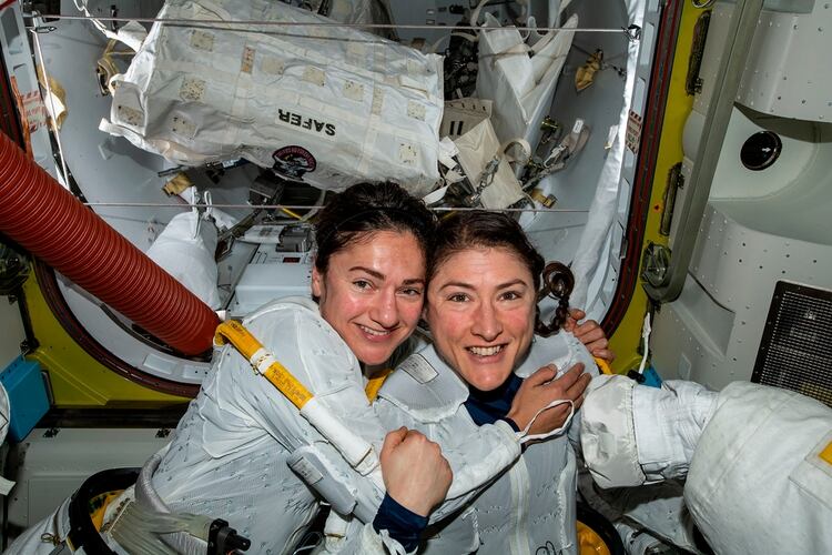 Los astronautas de la NASA Jessica Meir y Christina Koch en la escotilla de la Estación Espacial Internacional y preparándose para comenzar la histórica primera caminata espacial femenina. Los dos se aventuraron fuera de la Estación Espacial Internacional para reemplazar un equipo defectuoso en el exterior de la estación. (NASA / ZUMA Wire / Shutterstock)