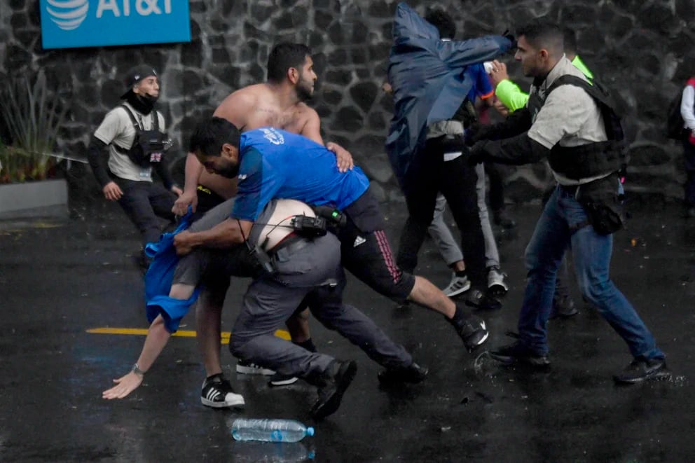 Violence in Liga MX: fans of Cruz Azul and security staged a fight with blows