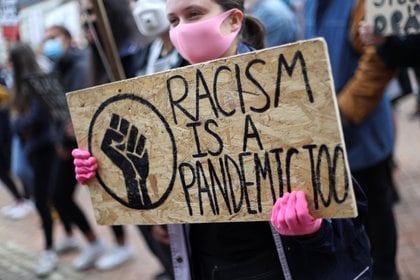 Además de las manifestaciones en defensa de las vidas afroamericanas, el caso Floyd impulsó la venta de libros sobre el racismo, la historia de supremacía blanca o la identidad afroamericana en los Estados Unidos. (REUTERS/Carl Recine)