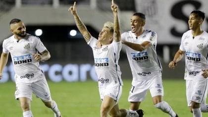 Santos viene de golear 3 a 0 a Boca Juniors en semifinales (Reuters)