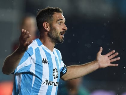 Lisandro López se opone a gol mal permitido (REUTERS / Marcelo Endelli)