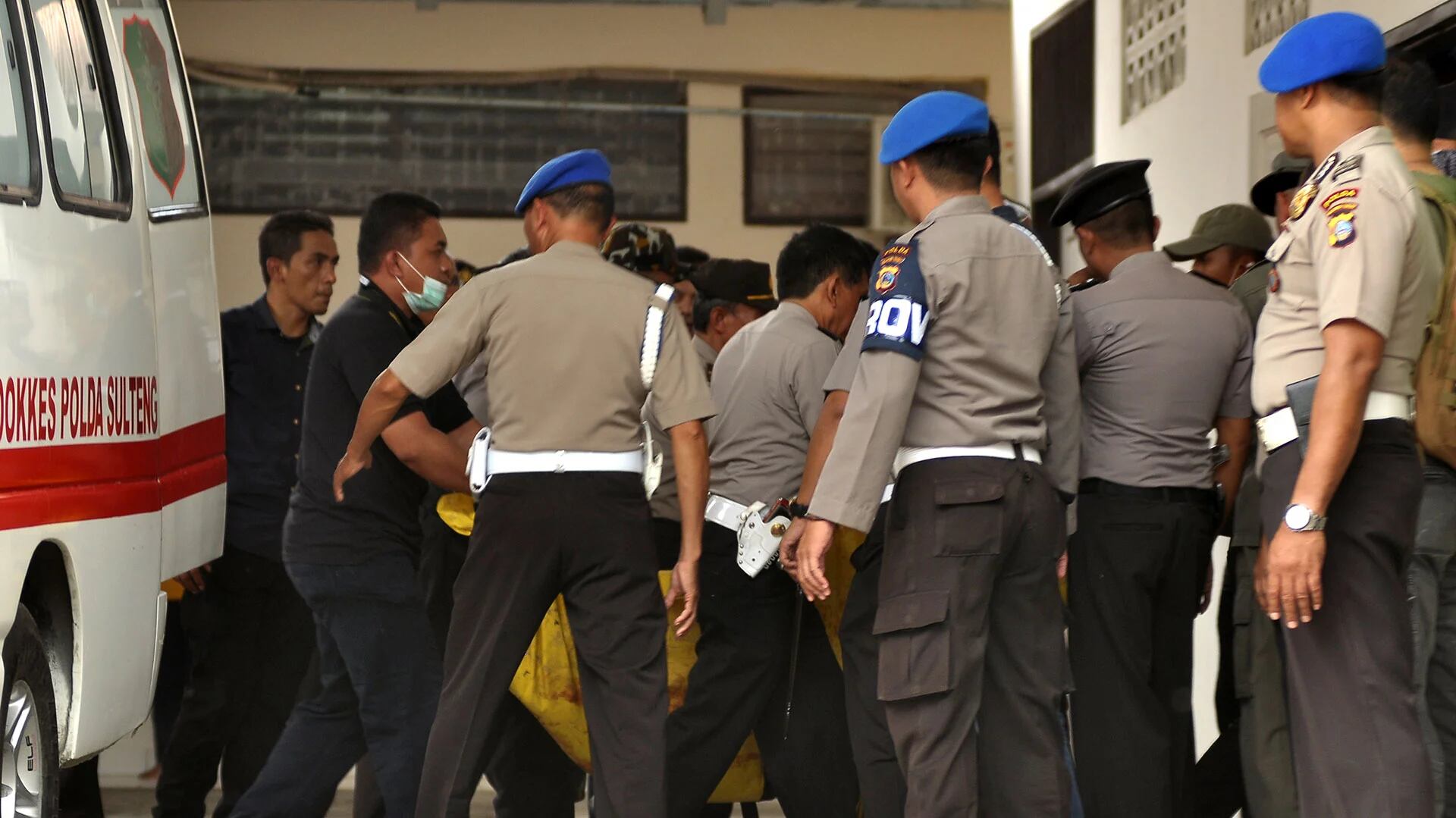 Varios integrantes de la Policía de Indonesia trasladan el cadáver del yihadista Santoso (AFP)